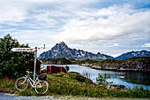 Le isole Lofoten Norvegia. In bici verso Henningsvaer (Austvagoya), lo Storvagan, l'immenso blocco di granito del Vagekallen  visibile anche da qui. 